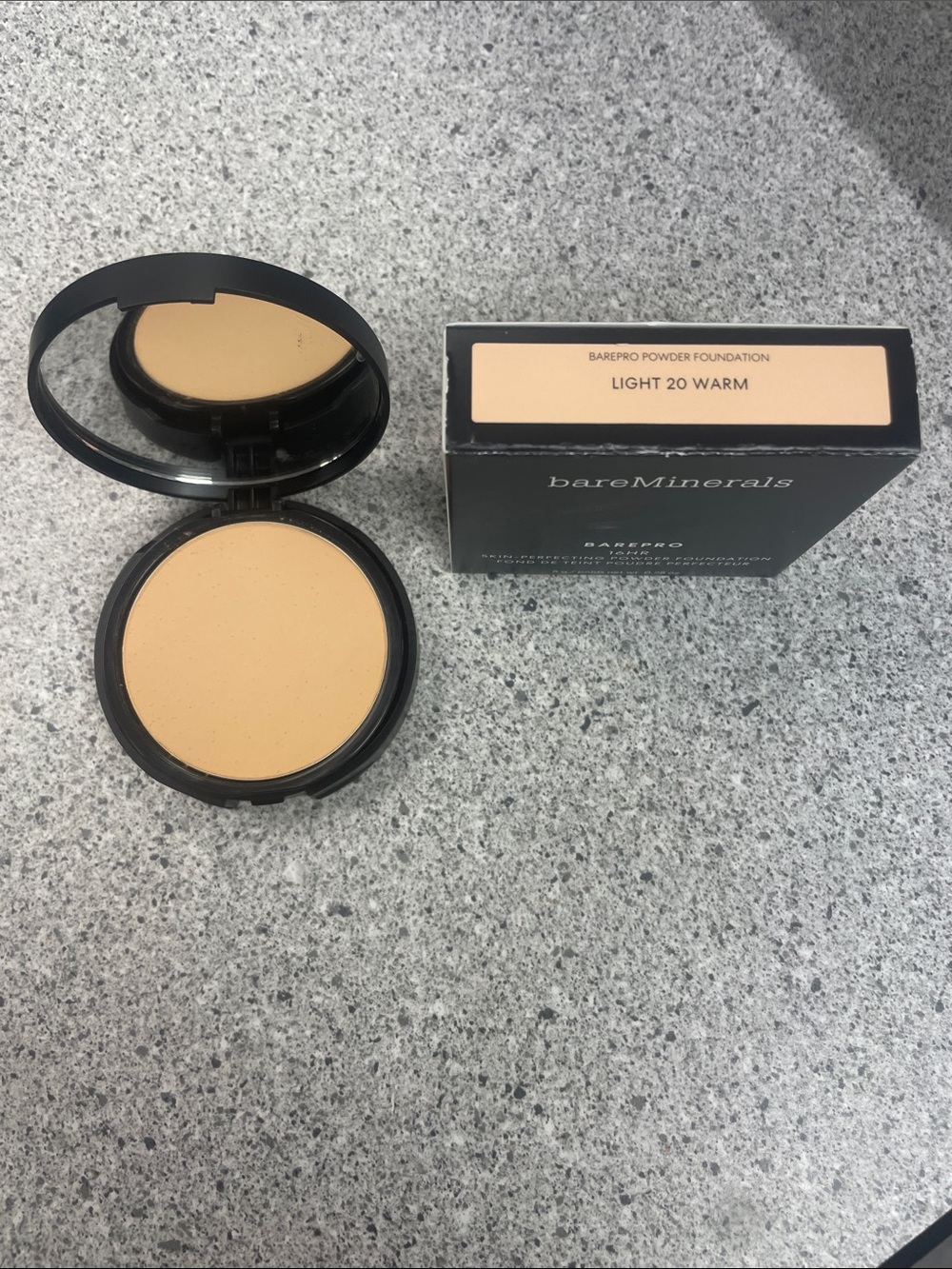 bareMinerals BarePro Powder Foundation - Light 20 Warm (Beige)